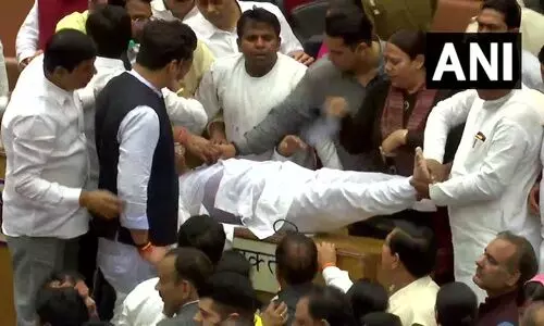 ഒരു വോട്ടിന് വേണ്ടി തമ്മിൽതല്ലി ബി.ജെ.പി-എ.എ.പി കൗൺസിലർമാർ