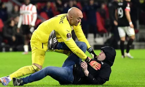 അക്രമി ബോക്സറായപ്പോൾ ഗോളി ഗുസ്തിക്കാരനായി; ആരാധകനെ മലർത്തിയടിച്ച് സെവിയ്യ ഗോൾ കീപ്പർ