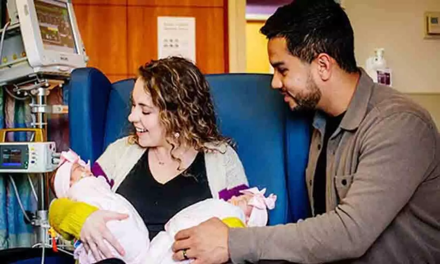 US woman gives birth to MoMo twins