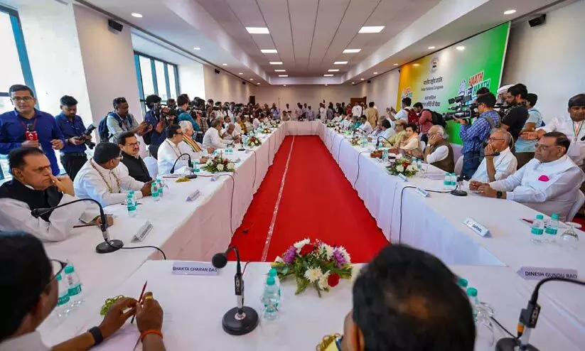 സ്റ്റിയറിങ് കമ്മിറ്റിയിൽ നടന്നത് തിരക്കഥ സ്റ്റിയറിങ് കമ്മിറ്റിയിൽ നടന്നത് തിരക്കഥ