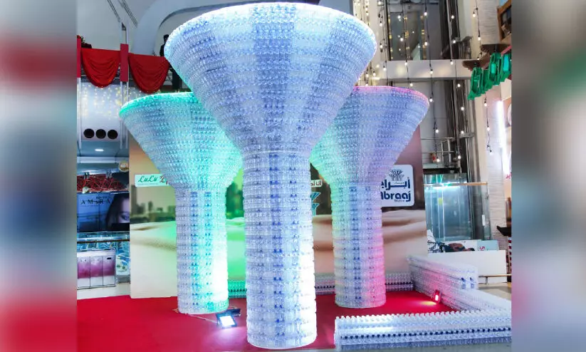 സന്ദർശകരെ ആകർഷിച്ച് ലുലു ഹൈപ്പർമാർക്കറ്റിലെ വാട്ടർ ടവർ സന്ദർശകരെ ആകർഷിച്ച് ലുലു ഹൈപ്പർമാർക്കറ്റിലെ വാട്ടർ ടവർ