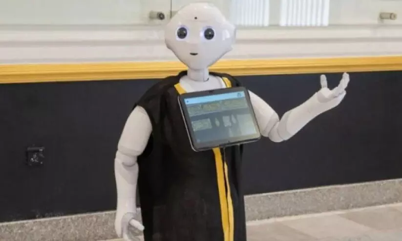 ‘കി​സ്​​വ’ സ​മു​ച്ച​യ​ത്തി​ൽ സ​ന്ദ​ർ​ശ​ക​രെ വ​ര​വേ​ൽ​ക്കാ​ൻ റോ​ബോ​ട്ട്