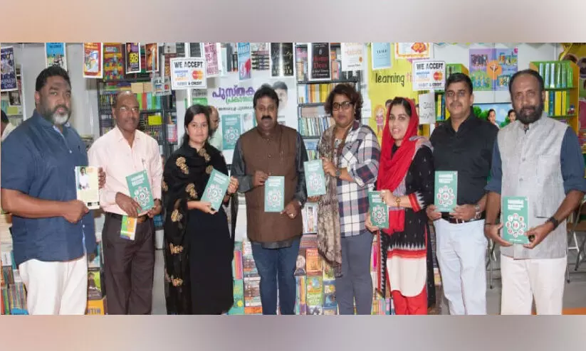 ‘നൂ​റ് ന​വോ​ത്ഥാ​ന നാ​യ​ക​ർ’ ഒ​മാ​ൻ​ത​ല പ്ര​കാ​ശ​നം ന​ട​ന്നു