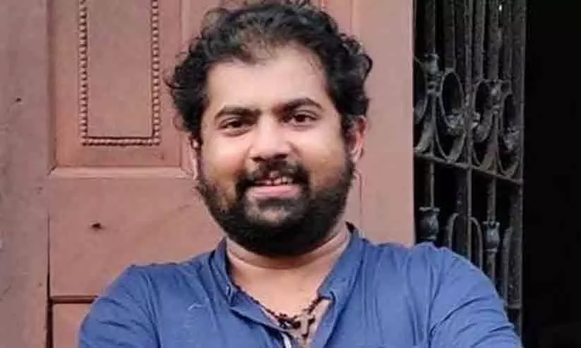 യുവ സംവിധായകൻ മനു ജെയിംസ് അന്തരിച്ചു; വിയോഗം ആദ്യ ചിത്രം റിലീസാവാനിരിക്കെ യുവ സംവിധായകൻ മനു ജെയിംസ് അന്തരിച്ചു; വിയോഗം ആദ്യ ചിത്രം റിലീസാവാനിരിക്കെ