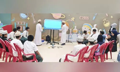 പു​സ്ത​ക മേ​ള​യി​ലേ​ക്ക്​ അ​ക്ഷ​ര​പ്രേ​മി​ക​ളു​ടെ ഒ​ഴു​ക്ക്​