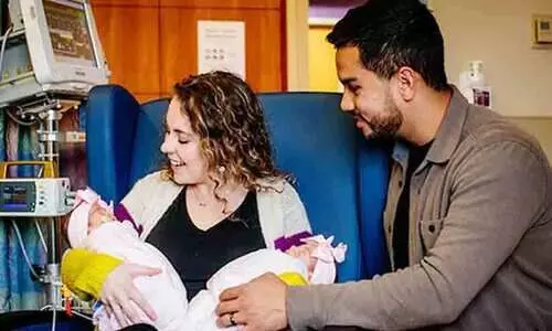 US woman gives birth to MoMo twins