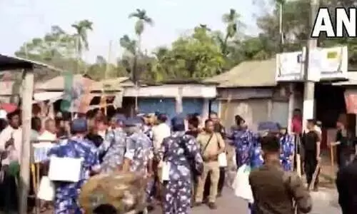 കേന്ദ്രമന്ത്രിയുടെ വാഹനത്തിനുനേരെ ആക്രമണം; ചില്ല് തകർത്തു, സംഘർഷം- വിഡിയോ