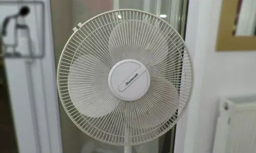 ആശുപത്രിയിൽ ഫാനില്ല; രോഗി കൊണ്ടുവന്ന ഫാനിന് വൈദ്യുതി ചാർജ്​ ഈടാക്കി