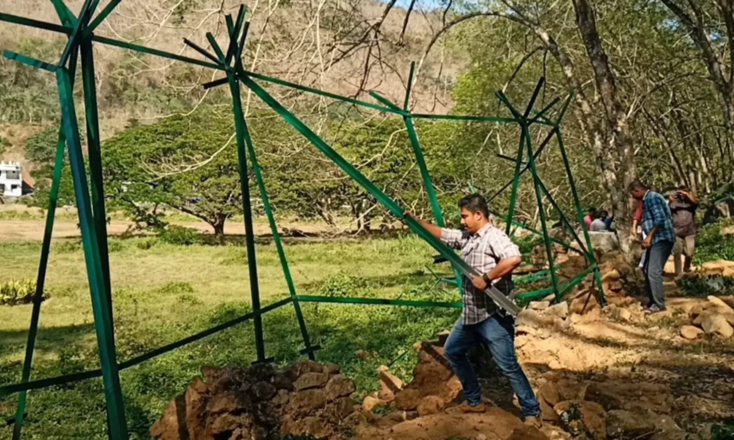 തർക്കഭൂമിയിൽ വനം വകുപ്പിന്‍റെ വേലി; റവന്യൂ സംഘം പിഴുതെറിഞ്ഞു