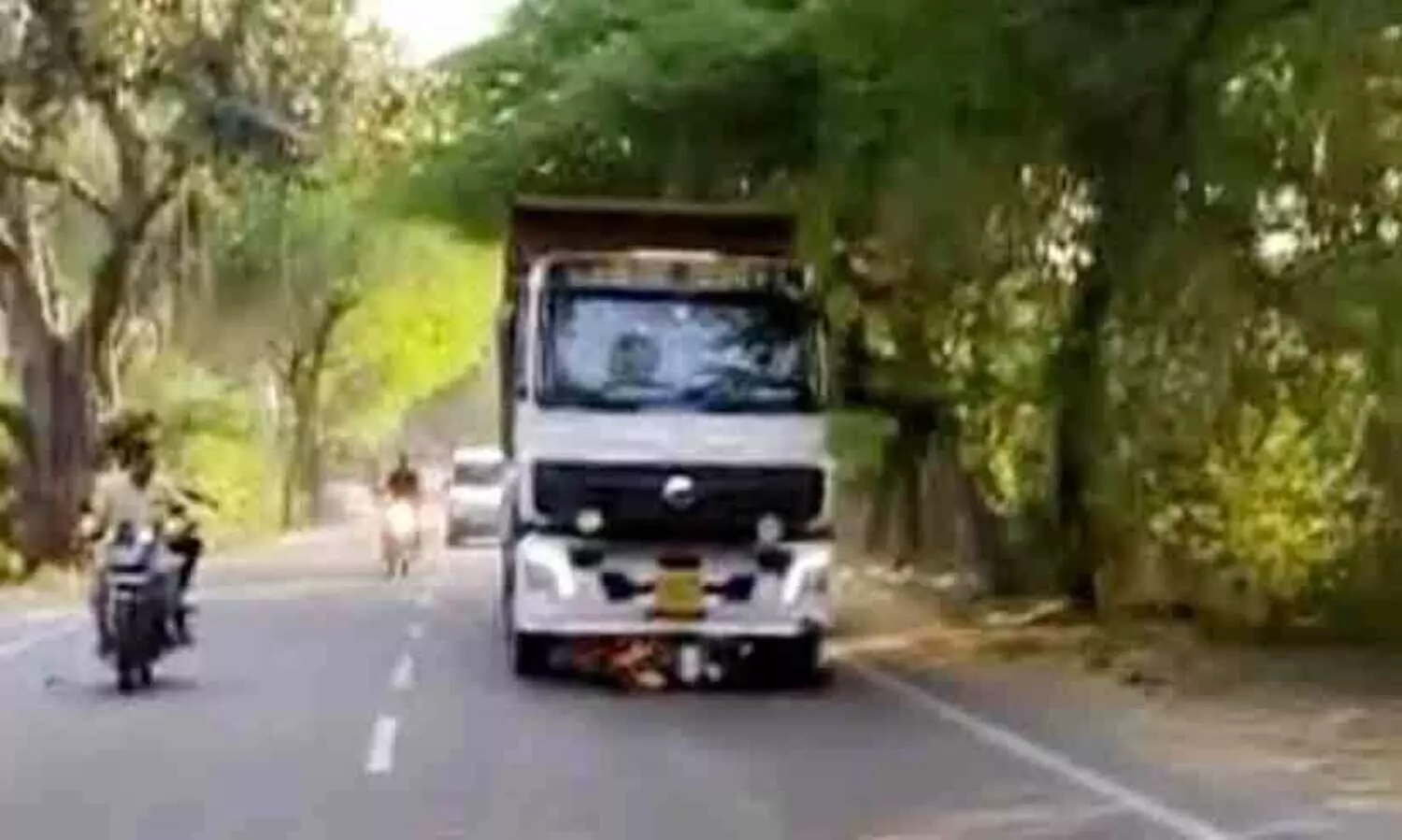 അമിത വേഗതയിൽ വന്ന ട്രക്ക് സ്കൂട്ടിയിലിടിച്ചു; യു.പിയിൽ ആറുവയസുകാരനെ വണ്ടിക്കടിയിൽ രണ്ടു കിലോ മീറ്ററോളം വലിച്ചിഴച്ചു