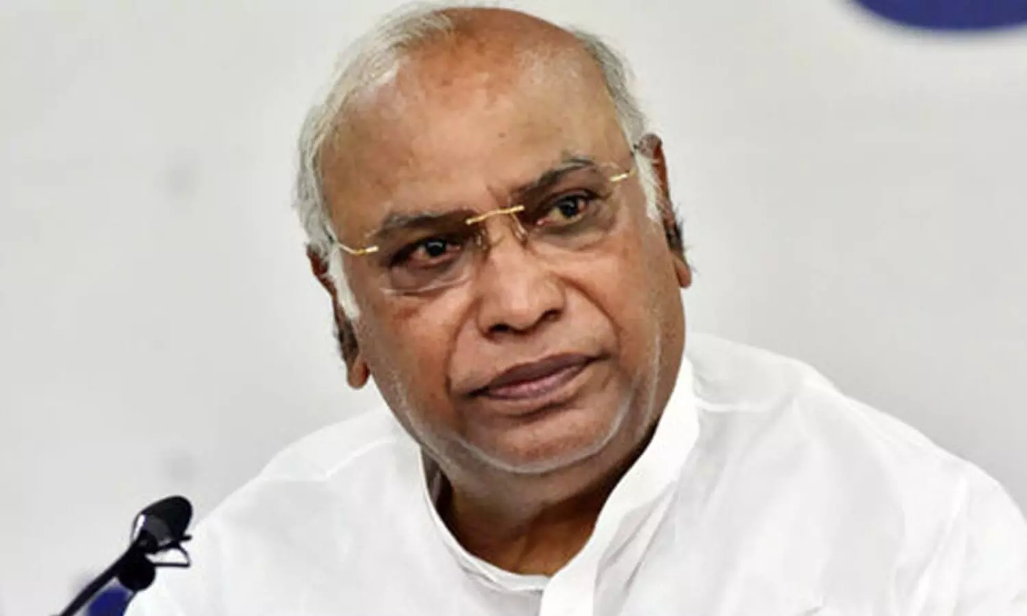 അദാനി രാജ്യത്തിന്‍റെ സമ്പത്ത് ഊറ്റുകയാണ്; കേന്ദ്ര സർക്കാരിനും അദാനിക്കുമെതിരെ ഖാർഗെ