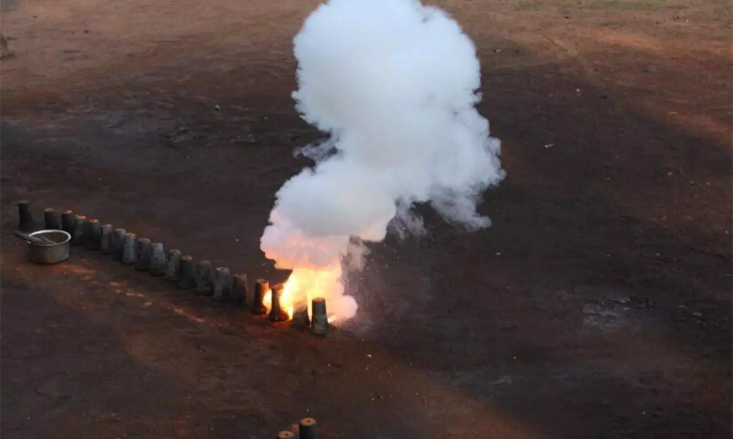 ഉത്സവത്തിനിടെ കതിന പൊട്ടിത്തെറിച്ച് നാലുപേർക്ക് പരിക്ക്