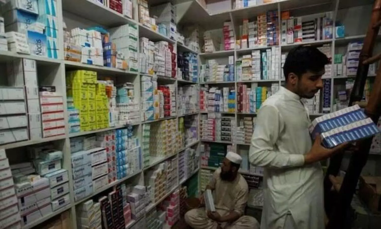 ശ​സ്ത്ര​ക്രി​യ മു​ട​ങ്ങു​ന്നു, പനി മരുന്ന് പോലുമില്ല; മ​രു​ന്ന് വാങ്ങാൻ പണമില്ലാതെ പാകിസ്താൻ