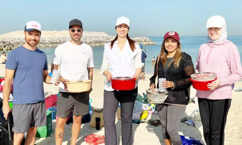 ബീ​ച്ച്​ വൃ​ത്തി​യാ​ക്കി മു​നി​സി​പ്പാ​ലി​റ്റി​യും വ​ള​ന്‍റി​യ​ർ​മാ​രും