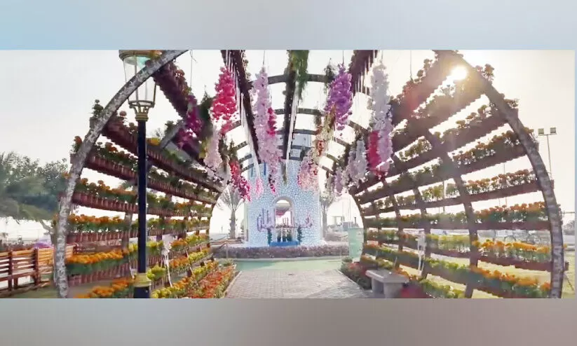 റോ​സാ​പ്പൂ സു​ഗ​ന്ധം വി​ത​റി ക​ൽ​ബ പു​ഷ്പ​മേ​ള