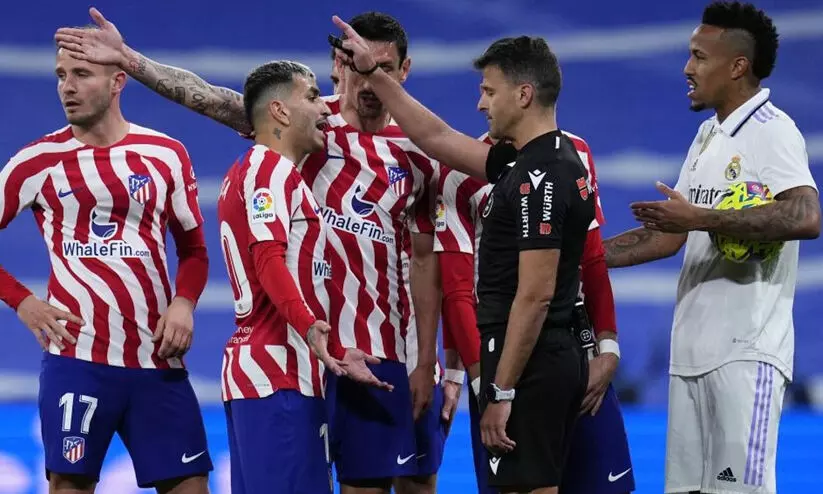 പത്തുപേരുമായി റയലിനെ സമനിലയിൽ തളച്ച് അത്ലറ്റികോ; ലീഡ് കുറക്കാനുള്ള അവസരം നഷ്ടപ്പെടുത്തി പത്തുപേരുമായി റയലിനെ സമനിലയിൽ തളച്ച് അത്ലറ്റികോ; ലീഡ് കുറക്കാനുള്ള അവസരം നഷ്ടപ്പെടുത്തി