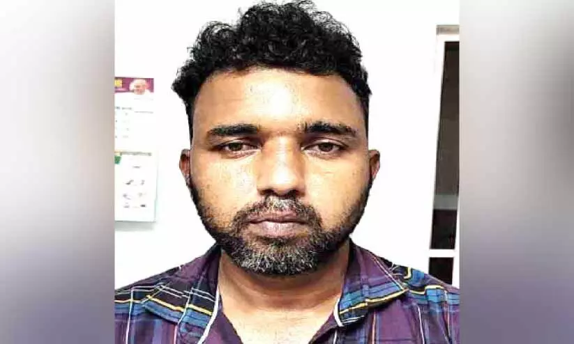 വൈറ്റില മൊബിലിറ്റി ഹബില് പോക്കറ്റടി: യുവാവ് പിടിയില് വൈറ്റില മൊബിലിറ്റി ഹബില് പോക്കറ്റടി: യുവാവ് പിടിയില്