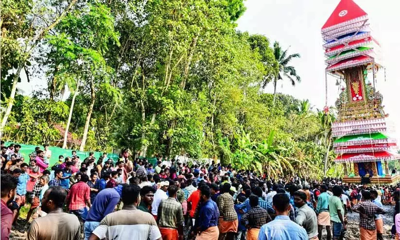 ചെട്ടികുളങ്ങര കുംഭഭരണി: ആവേശത്തിരയിലേറി കെട്ടുകാഴ്ച ചെട്ടികുളങ്ങര കുംഭഭരണി: ആവേശത്തിരയിലേറി കെട്ടുകാഴ്ച