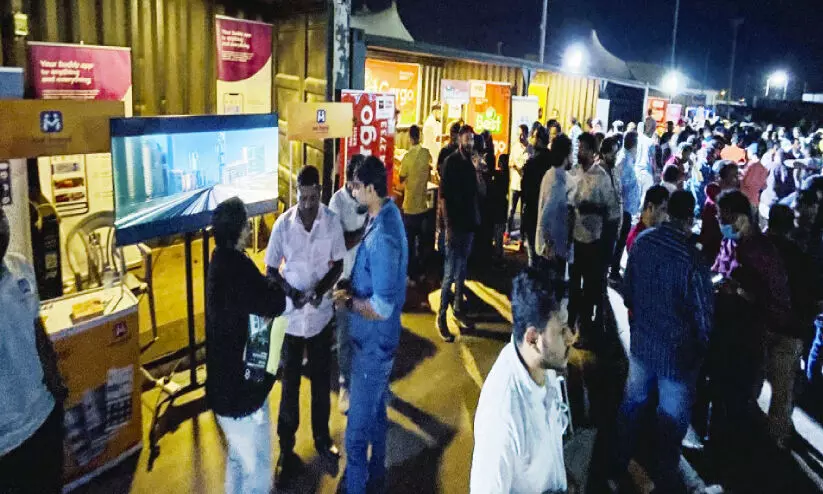 ജനത്തിരക്കേറി സ്റ്റാളുകൾ ജനത്തിരക്കേറി സ്റ്റാളുകൾ