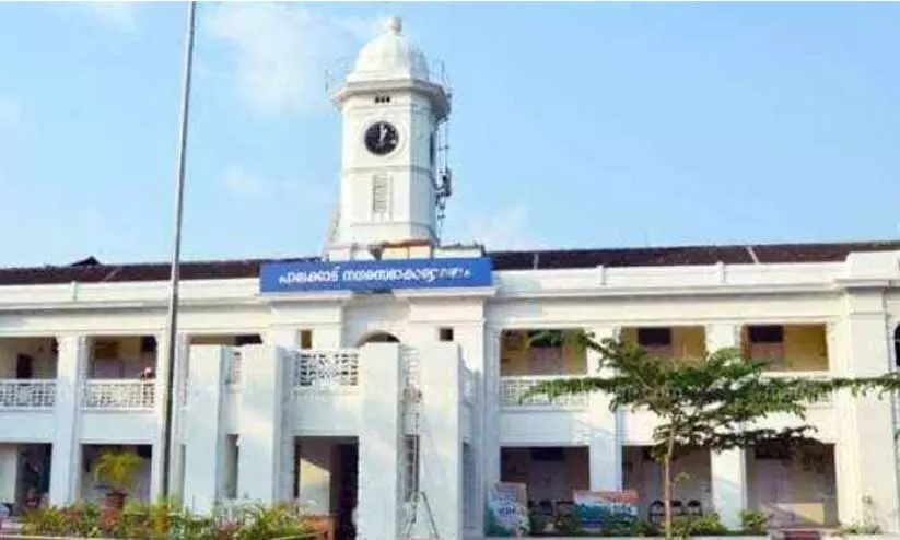 പാലക്കാട് നഗരസഭ കൗൺസിൽ: മത്സ്യമാർക്കറ്റിൽ റീടെൻഡർ; 34 ശുചീകരണ തൊഴിലാളികളെ സ്ഥിരപ്പെടുത്തും