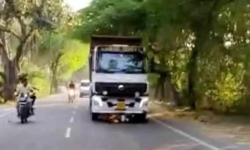 അമിത വേഗതയിൽ വന്ന ട്രക്ക് സ്കൂട്ടിയിലിടിച്ചു; യു.പിയിൽ ആറുവയസുകാരനെ വണ്ടിക്കടിയിൽ രണ്ടു കിലോ മീറ്ററോളം വലിച്ചിഴച്ചു അമിത വേഗതയിൽ വന്ന ട്രക്ക് സ്കൂട്ടിയിലിടിച്ചു; യു.പിയിൽ ആറുവയസുകാരനെ വണ്ടിക്കടിയിൽ രണ്ടു കിലോ മീറ്ററോളം വലിച്ചിഴച്ചു