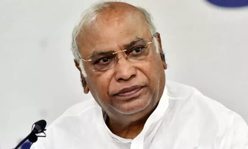 അദാനി രാജ്യത്തിന്‍റെ സമ്പത്ത് ഊറ്റുകയാണ്; കേന്ദ്ര സർക്കാരിനും അദാനിക്കുമെതിരെ ഖാർഗെ