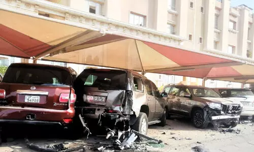 നി​യ​ന്ത്ര​ണം​വി​ട്ട കാ​ർ എ​ട്ടു വാ​ഹ​നം ത​ക​ർ​ത്തു