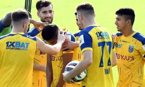 പ്ലേ ഓഫിൽ ബ്ലാസ്റ്റേഴ്സിന് എതിരാളികൾ ബംഗളൂരു; ഇന്ന് ഹൈദരാബാദിനെതിരെ പ്ലേ ഓഫിൽ ബ്ലാസ്റ്റേഴ്സിന് എതിരാളികൾ ബംഗളൂരു; ഇന്ന് ഹൈദരാബാദിനെതിരെ