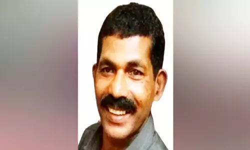 കൊ​ല്ലം സ്വ​ദേ​ശി സ​ലാ​ല​യി​ൽ മ​രി​ച്ച​നി​ല​യി​ൽ