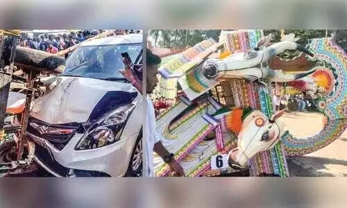 വേ​ല​ച്ച​മ​യ​ത്തി​ലേ​ക്ക് കാ​ർ പാ​ഞ്ഞു​ക​യ​റി