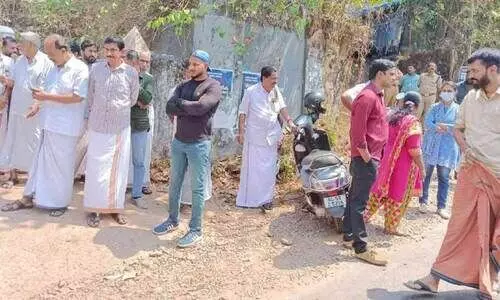 നാലുവരിപ്പാത: വീണ്ടും കുറ്റിയിടൽ തടഞ്ഞ് നാട്ടുകാർ നാലുവരിപ്പാത: വീണ്ടും കുറ്റിയിടൽ തടഞ്ഞ് നാട്ടുകാർ