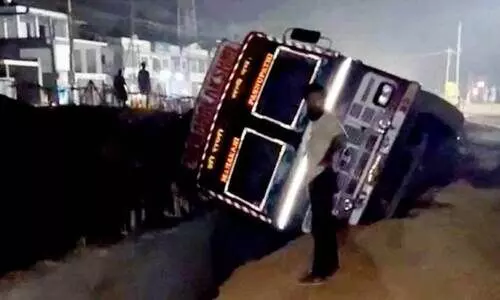 ദേശീയപാതയിൽ ലോറി ഓടയിലേക്ക് മറിഞ്ഞു