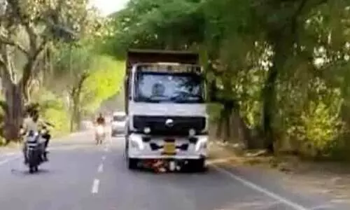 അമിത വേഗതയിൽ വന്ന ട്രക്ക് സ്കൂട്ടിയിലിടിച്ചു; യു.പിയിൽ ആറുവയസുകാരനെ വണ്ടിക്കടിയിൽ രണ്ടു കിലോ മീറ്ററോളം വലിച്ചിഴച്ചു