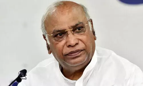 അദാനി രാജ്യത്തിന്‍റെ സമ്പത്ത് ഊറ്റുകയാണ്; കേന്ദ്ര സർക്കാരിനും അദാനിക്കുമെതിരെ ഖാർഗെ