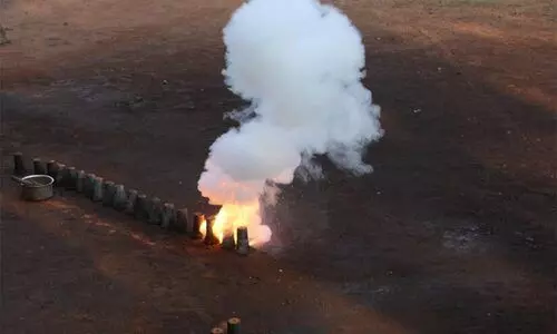 ഉത്സവത്തിനിടെ കതിന പൊട്ടിത്തെറിച്ച് നാലുപേർക്ക് പരിക്ക്