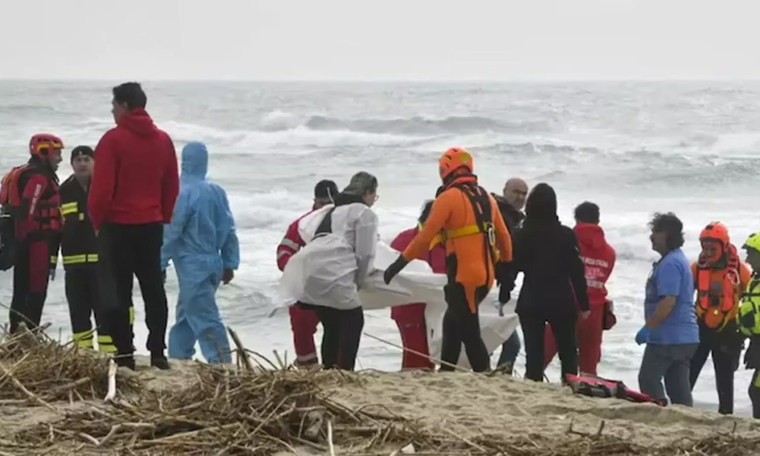 ഇറ്റലി ബോട്ടപകടം: മരണം 61 ആയി; മരിച്ചവരിൽ 12 കുട്ടികളും 33 സ്ത്രീകളും