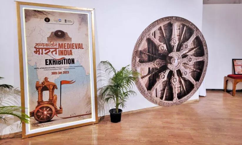 വി​ക്കി​യും വാ​ട്സ്ആ​പ്പും വാ​യി​ച്ച് ച​രി​ത്ര​മെ​ഴു​തു​മ്പോ​ൾ