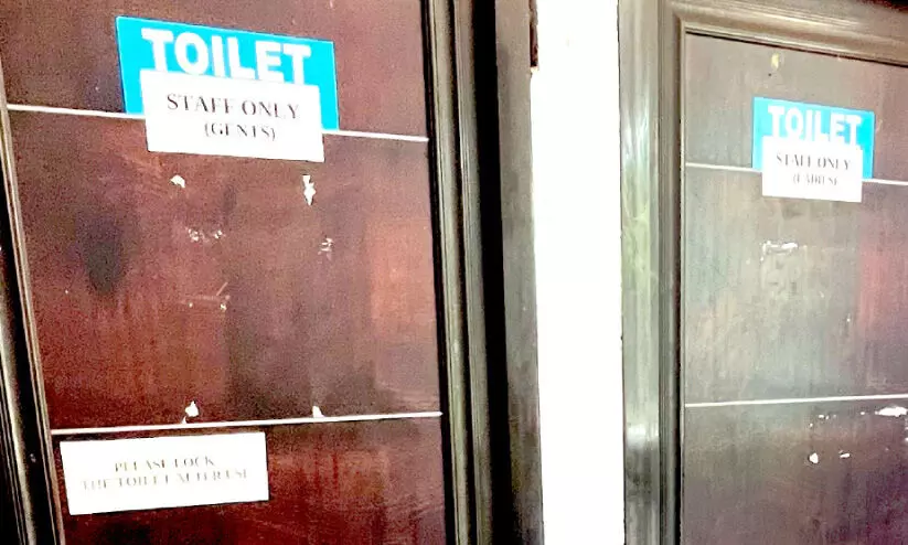 ജില്ല കോടതി കെട്ടിടത്തിൽ പൊതു ശുചിമുറികളില്ല: കക്ഷികൾ ‘അത്യാവശ്യത്തിന്’ പുറത്തേക്കോടണം