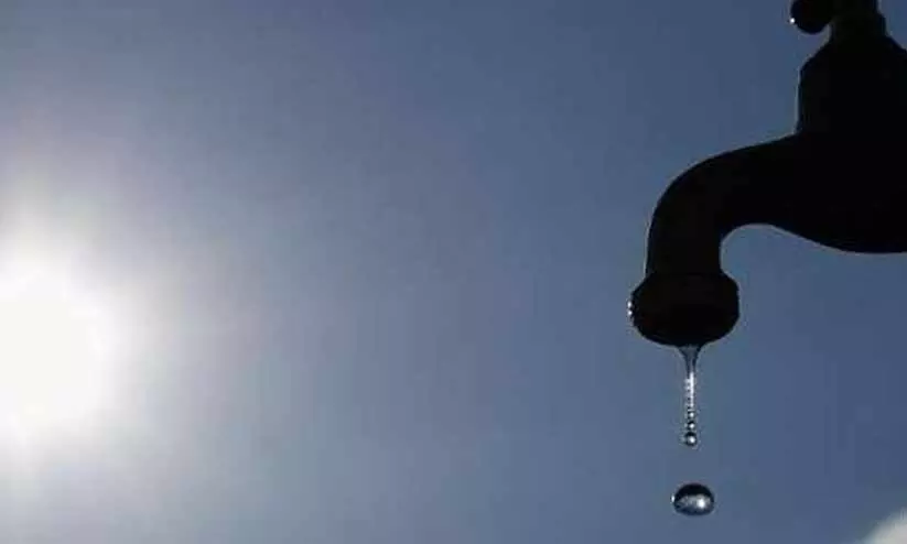 ദാഹിച്ചുവലഞ്ഞ് ആലപ്പുഴ; കുടിവെള്ളത്തിനായി നാടെങ്ങും നെട്ടോട്ടം ദാഹിച്ചുവലഞ്ഞ് ആലപ്പുഴ; കുടിവെള്ളത്തിനായി നാടെങ്ങും നെട്ടോട്ടം