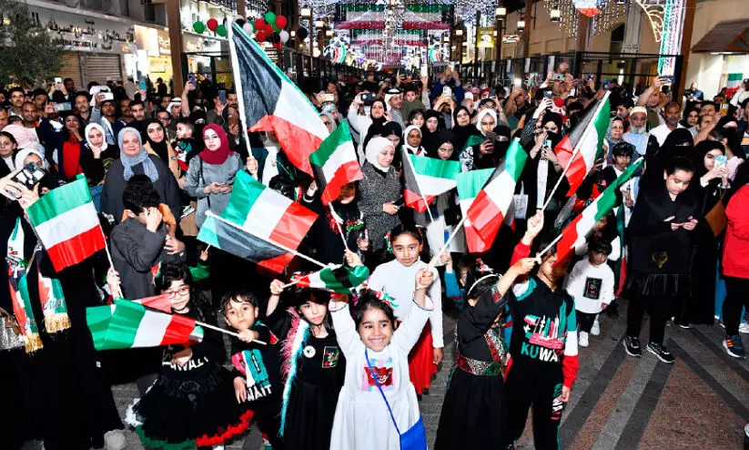 അൽ മുബാറകിയ മാർക്കറ്റിൽ ആഘോഷത്തിൽ പെങ്കടുക്കുന്നവർ അൽ മുബാറകിയ മാർക്കറ്റിൽ ആഘോഷത്തിൽ പെങ്കടുക്കുന്നവർ