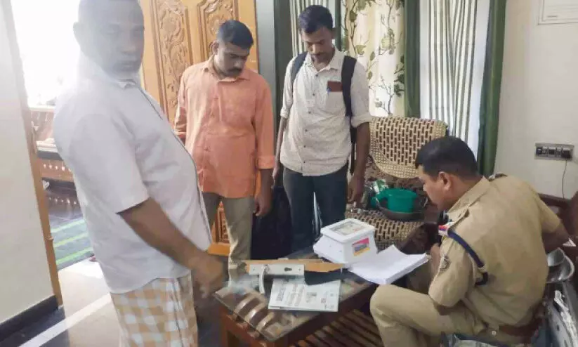 വീട് കുത്തിത്തുറന്ന് മോഷണം: പ്ലാറ്റിനം മാലയും ബൈക്കും 20,000 രൂപയും കവർന്നു വീട് കുത്തിത്തുറന്ന് മോഷണം: പ്ലാറ്റിനം മാലയും ബൈക്കും 20,000 രൂപയും കവർന്നു