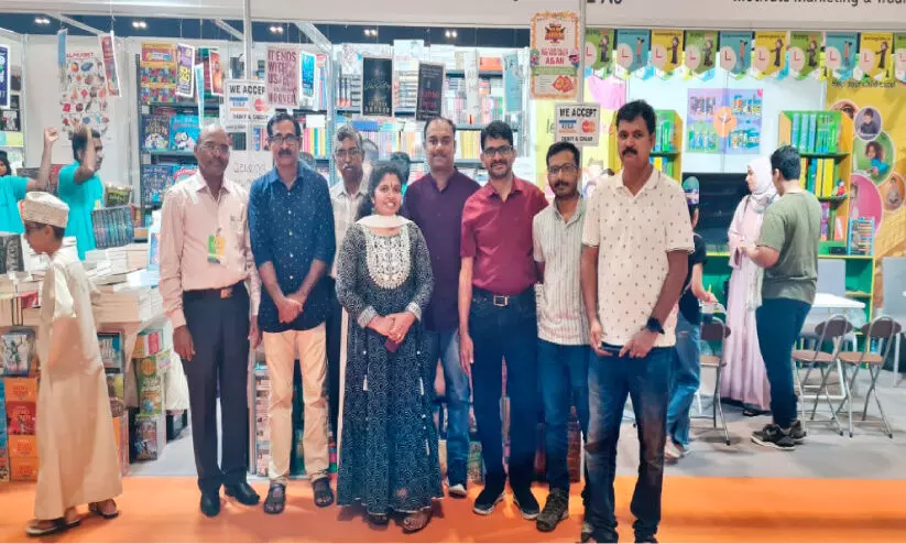 കേ​ര​ള വി​ഭാ​ഗം സാ​ഹി​ത്യ​വേ​ദി പ്ര​വ​ർ​ത്ത​ക​ർ ബു​ക്ക് ഫെ​സ്റ്റ് സ​ന്ദ​ർ​ശി​ച്ചു