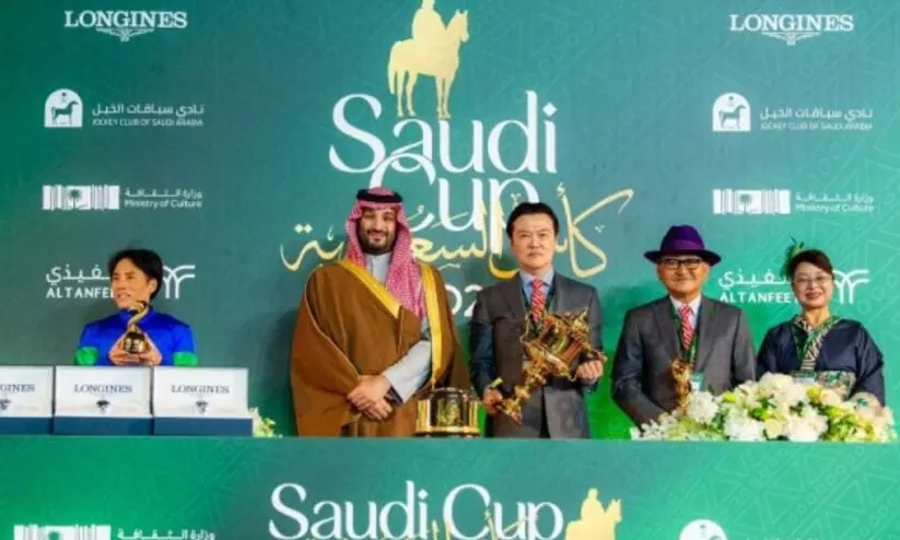 സൗദി കപ്പ് കുതിരയോട്ട മത്സരം; ജേതാവിനെ കിരീടമണിയിച്ച് കിരീടാവകാശി സൗദി കപ്പ് കുതിരയോട്ട മത്സരം; ജേതാവിനെ കിരീടമണിയിച്ച് കിരീടാവകാശി