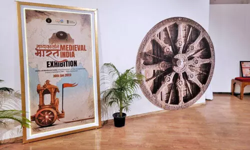 വി​ക്കി​യും വാ​ട്സ്ആ​പ്പും വാ​യി​ച്ച് ച​രി​ത്ര​മെ​ഴു​തു​മ്പോ​ൾ