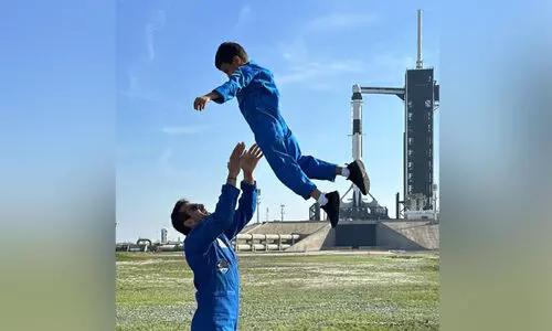 സു​ൽ​ത്താ​ൻ അ​ൽ നി​യാ​ദി ഇ​ന്ന്​ ബ​ഹി​രാ​കാ​ശ​ത്തേ​ക്ക്​: ച​രി​ത്ര​നി​മി​ഷ​ത്തി​ന്​ ക​ണ്ണു​ന​ട്ട്​ അ​റ​ബ്​​ലോ​കം