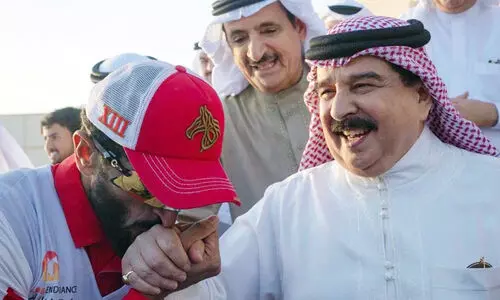 മിന്നല്‍പ്പിണറായി ശൈഖ് നാസര്‍ ബിന്‍ ഹമദ്