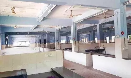 കോന്നി മാർക്കറ്റ് അടഞ്ഞുകിടക്കുന്നു; മീൻകച്ചവടം പൊരിവെയിലിൽ കോന്നി മാർക്കറ്റ് അടഞ്ഞുകിടക്കുന്നു; മീൻകച്ചവടം പൊരിവെയിലിൽ