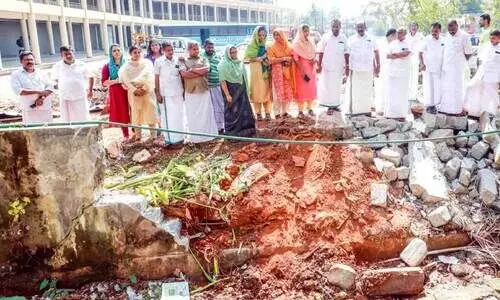 മങ്ങാട്ടുകവല ബസ്​സ്റ്റാൻഡിന്‍റെ ചുറ്റുമതിൽ പൊളിച്ചതിൽ​ വിവാദം