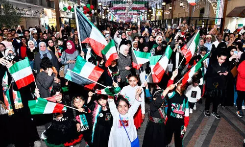 അൽ മുബാറകിയ മാർക്കറ്റിൽ ആഘോഷത്തിൽ പെങ്കടുക്കുന്നവർ അൽ മുബാറകിയ മാർക്കറ്റിൽ ആഘോഷത്തിൽ പെങ്കടുക്കുന്നവർ