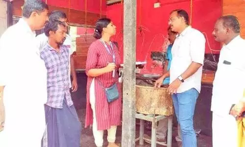 നെ​ട്ടൂ​രി​ലെ കട​യി​ൽ​നി​ന്ന് പ​ഴ​കി​യ മാം​സം പി​ടി​കൂ​ടി